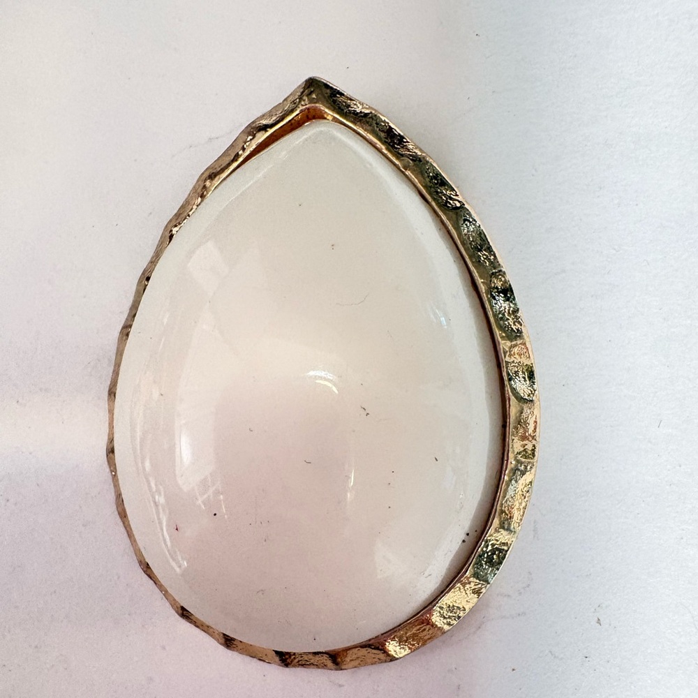 Vintage Teardrop White and Gold plated Brooch